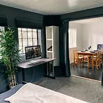 Solrik Med Tilgang Til Brygge Og Stor Hage