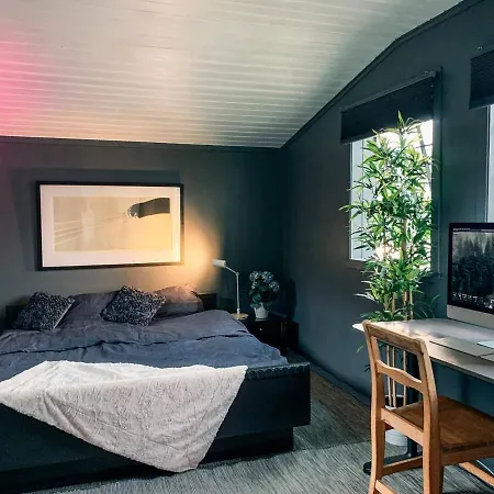 Solrik Med Tilgang Til Brygge Og Stor Hage Feriehus