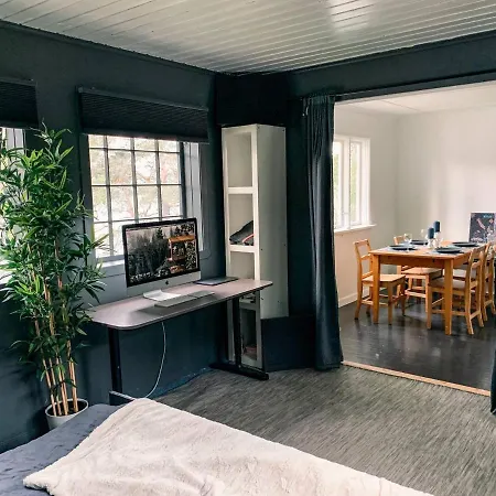 Solrik Med Tilgang Til Brygge Og Stor Hage