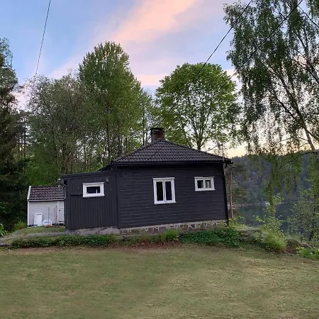 Solrik Med Tilgang Til Brygge Og Stor Hage Feriehus *