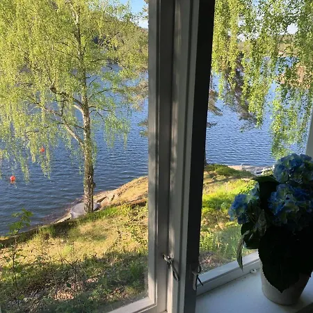 Solrik Med Tilgang Til Brygge Og Stor Hage Risor