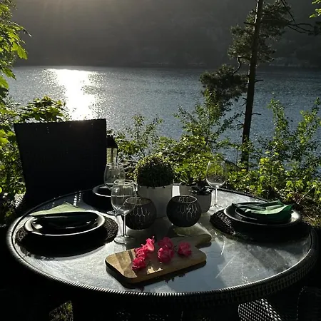 Solrik Med Tilgang Til Brygge Og Stor Hage Feriehus *
