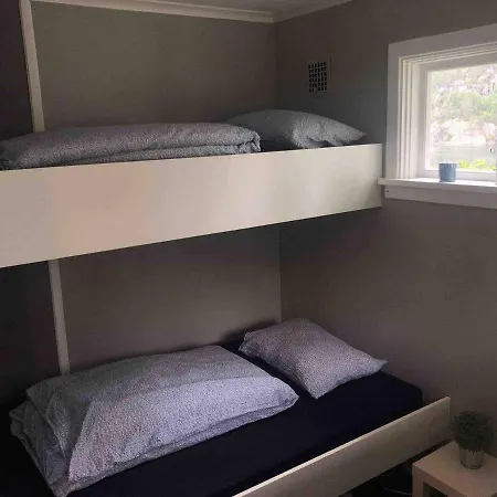 Solrik Med Tilgang Til Brygge Og Stor Hage Risor
