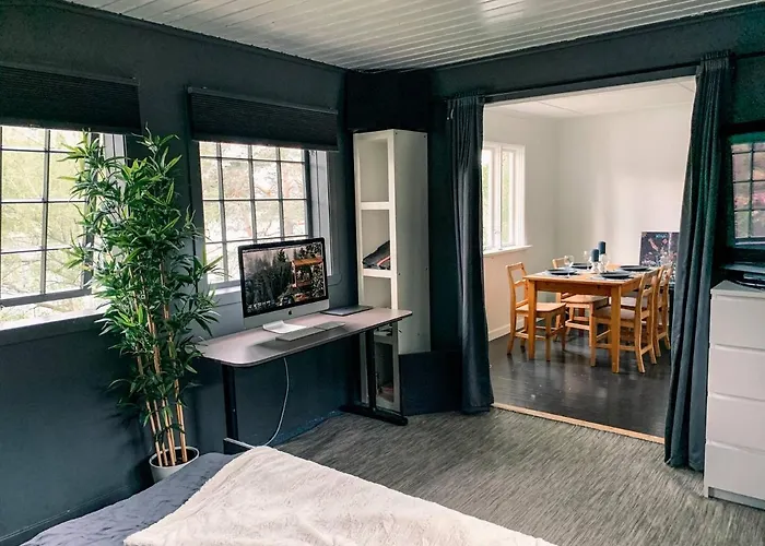 Solrik Med Tilgang Til Brygge Og Stor Hage