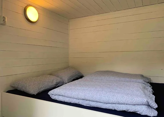 Solrik Med Tilgang Til Brygge Og Stor Hage